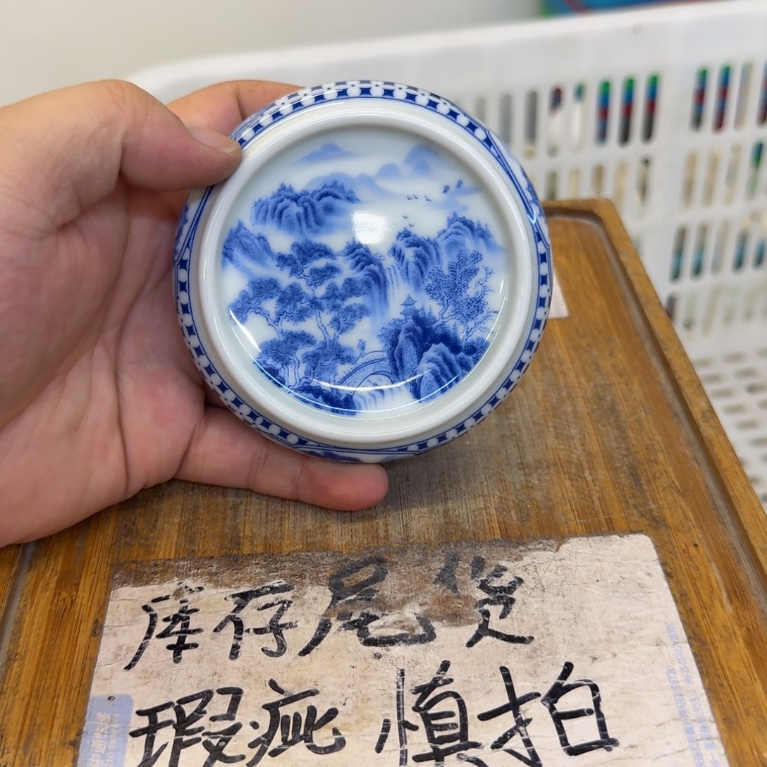 微瑕疵介意勿拍陶瓷器皿S345