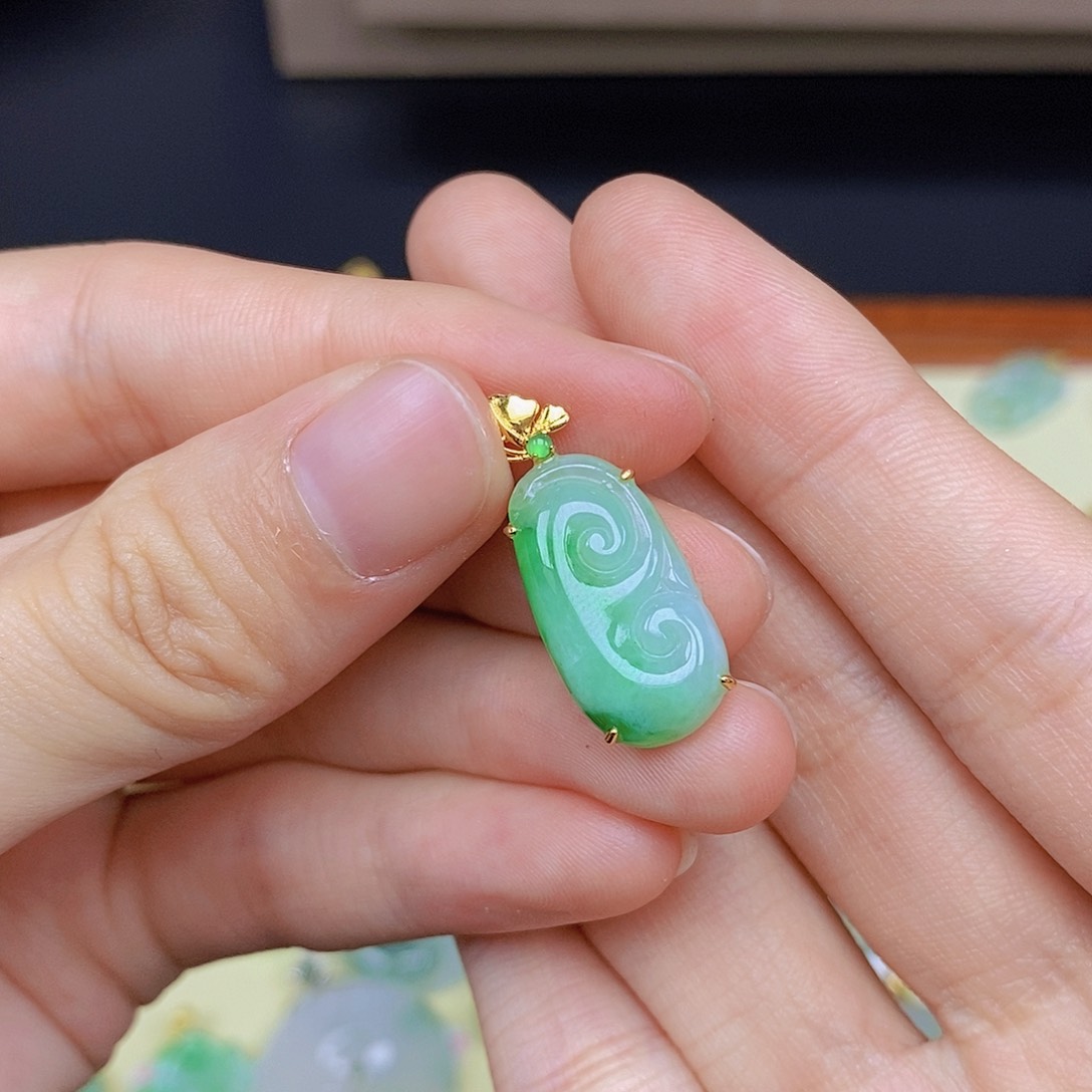 翡翠颈饰18K金镶嵌翡翠