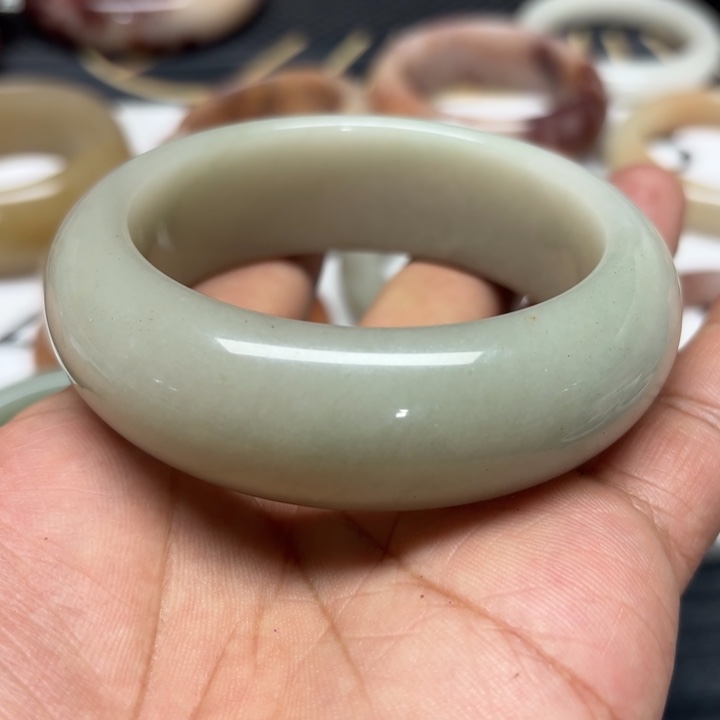 云****石英质玉未镶嵌手镯