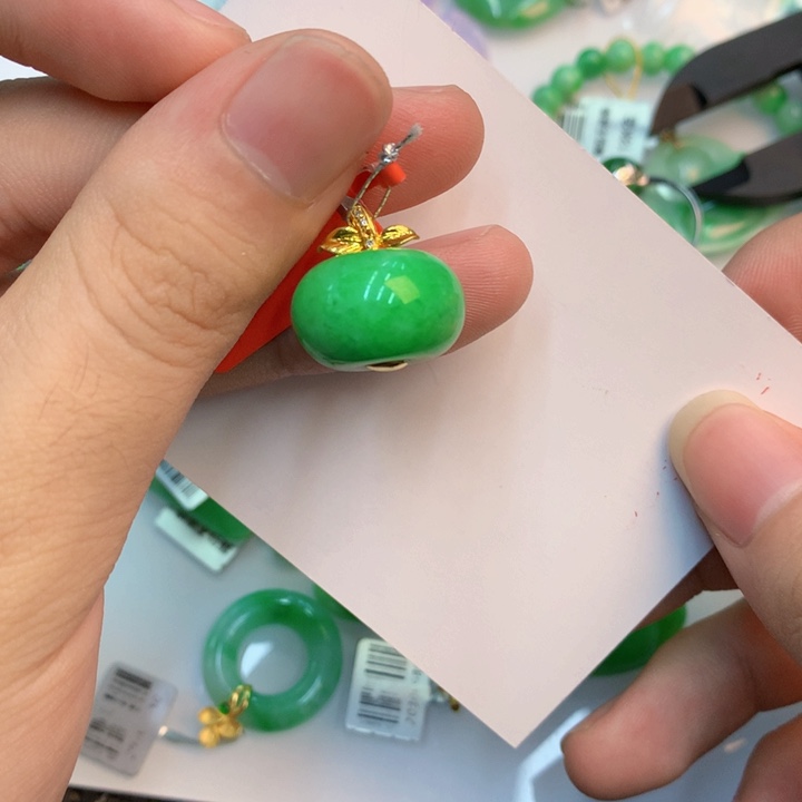 颈饰18K金镶嵌翡翠