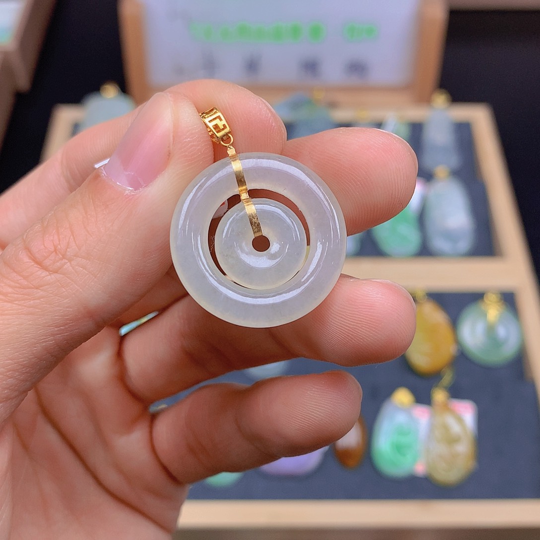 翡翠颈饰18K金镶嵌翡翠