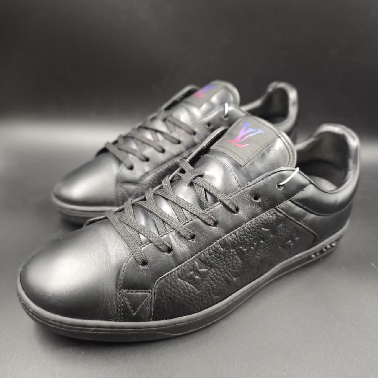 95新 LouisVuitton/路易威登 黑色浮雕卢森堡板鞋41.5欧码 cat899