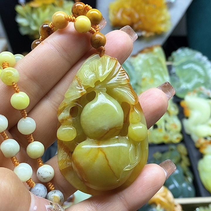 蛇纹石玉挂件未镶嵌