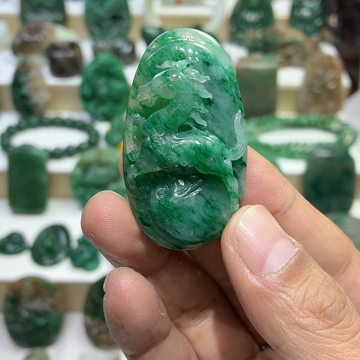 独山玉未镶嵌颈饰品质马牌