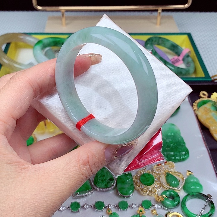 翡翠手镯未镶嵌翡翠