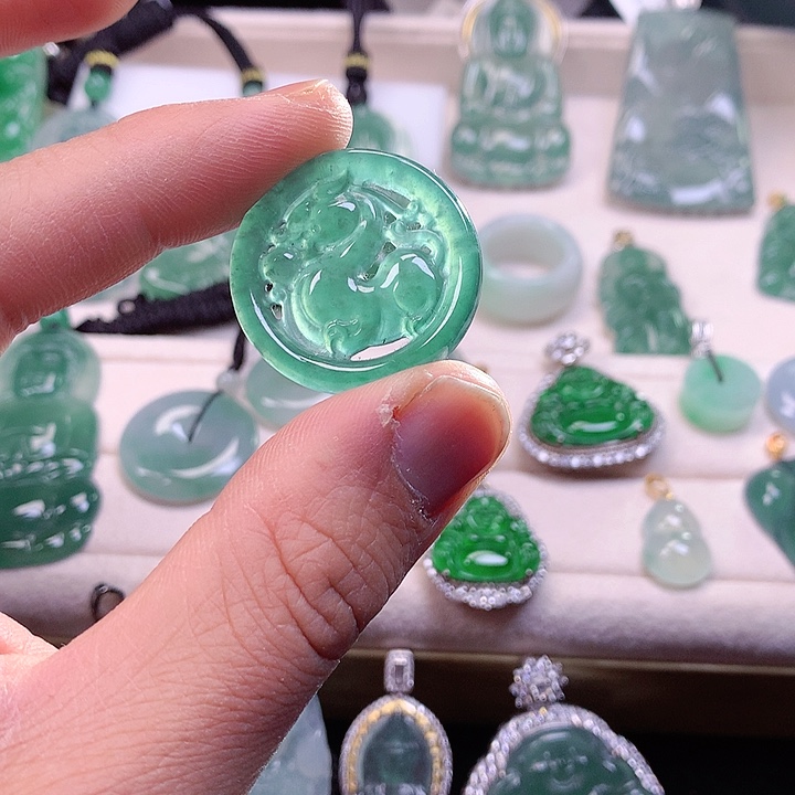 翡翠颈饰未镶嵌翡翠