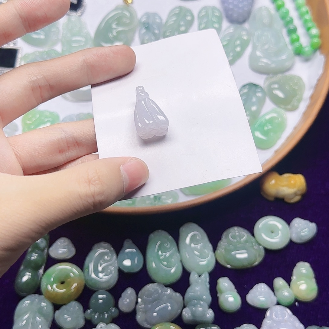 翡翠未镶嵌吊坠(赠链)