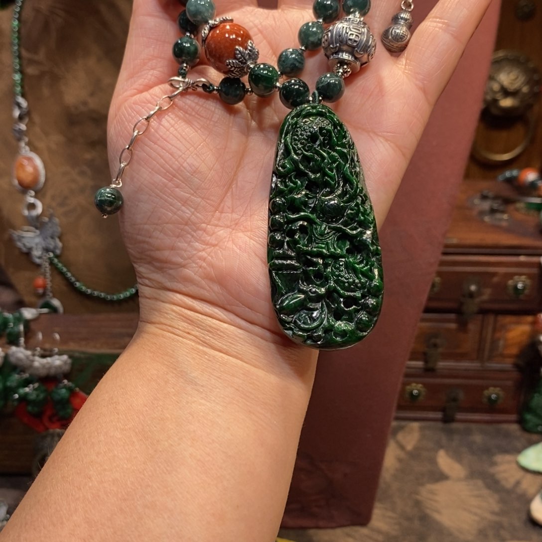 翡翠吊坠(赠链)未镶嵌