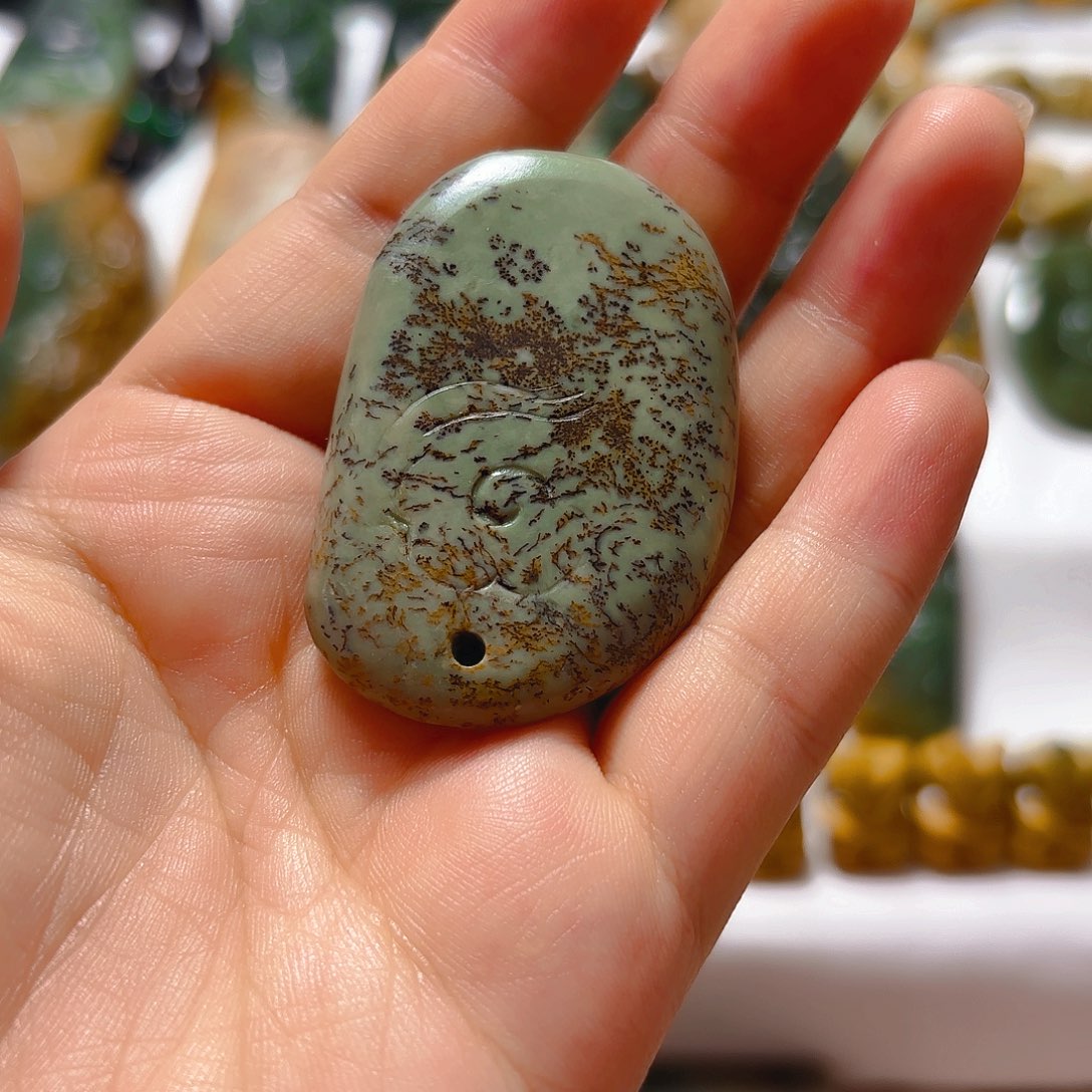 岫岩河磨玉（透闪石质玉）挂件未镶嵌