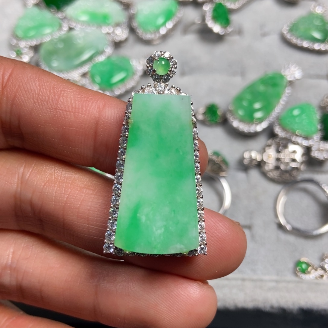 翡翠颈饰未镶嵌无事牌