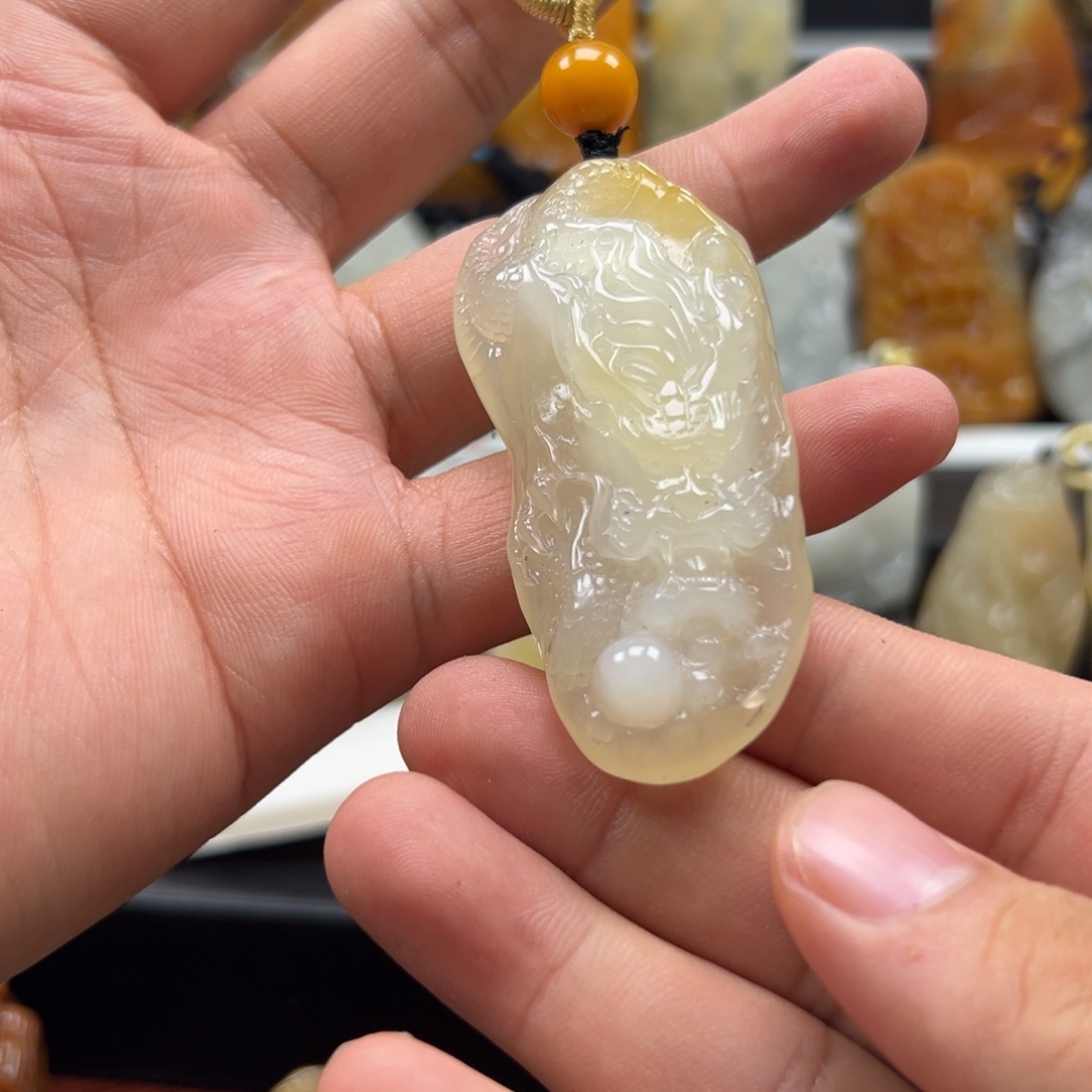 未镶嵌石英质玉（黄龙玉）多样性发货，发其一