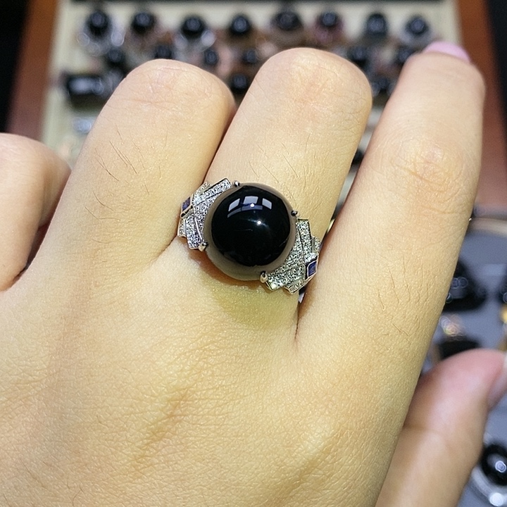 18K金镶嵌戒指翡翠蛋面