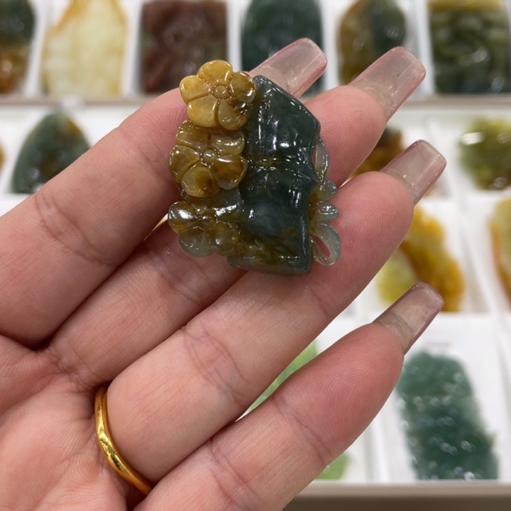 蛇纹石玉未镶嵌颈饰