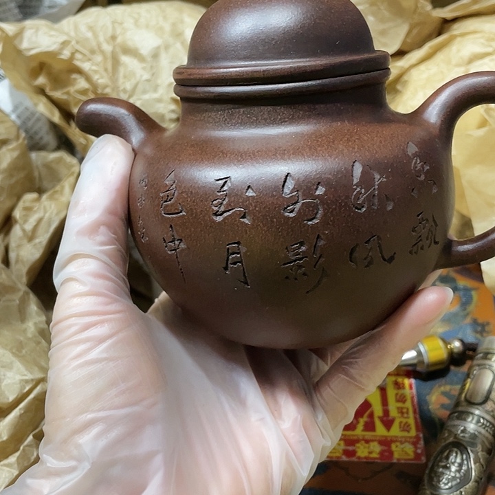 茶壶紫砂原矿泥料手工制作的一把紫砂壶。