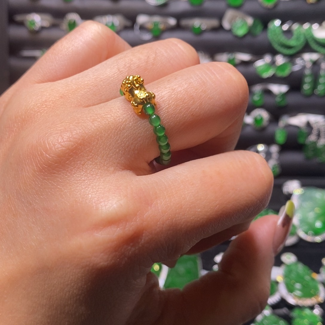翡翠戒指足金镶嵌珠串戒指