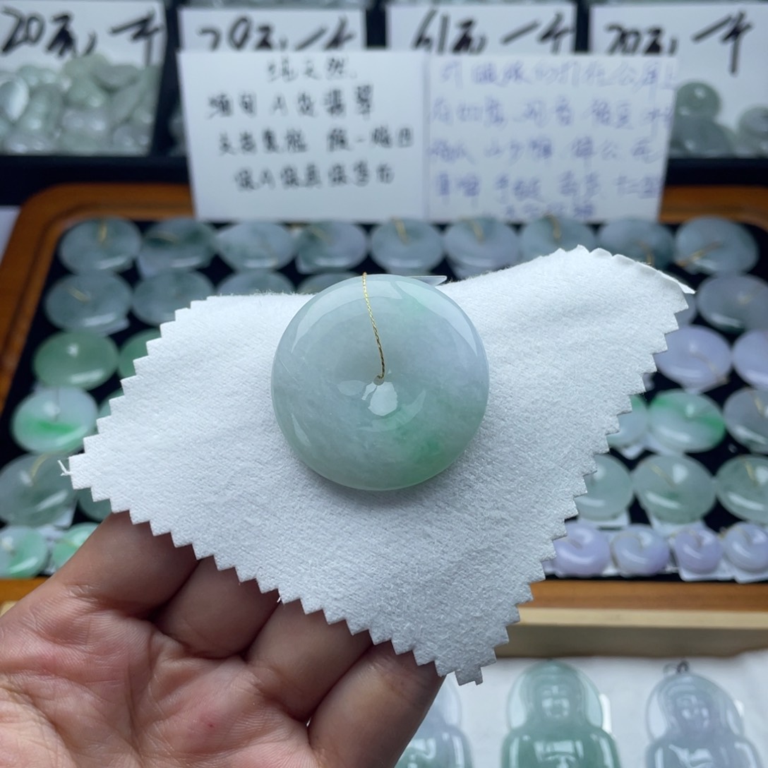 翡翠未镶嵌颈饰平安扣