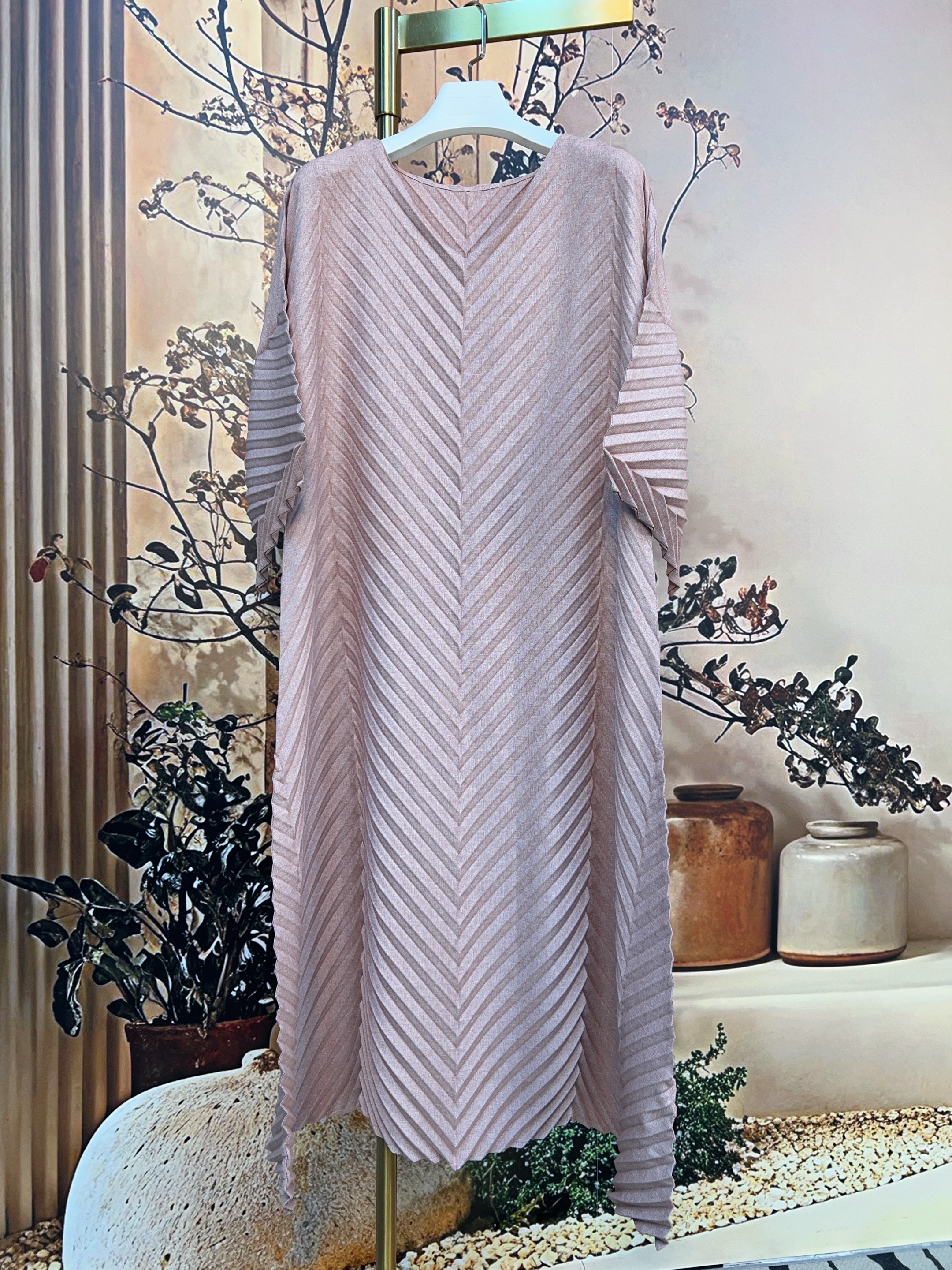 高定轻奢设计师连衣裙优雅高弹显贵气质百搭遮肉显瘦度假风SZ7053