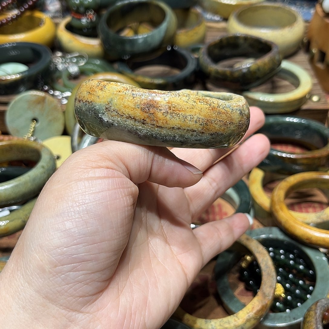 岫岩河磨玉（透闪石质玉）手镯未镶嵌贝*多