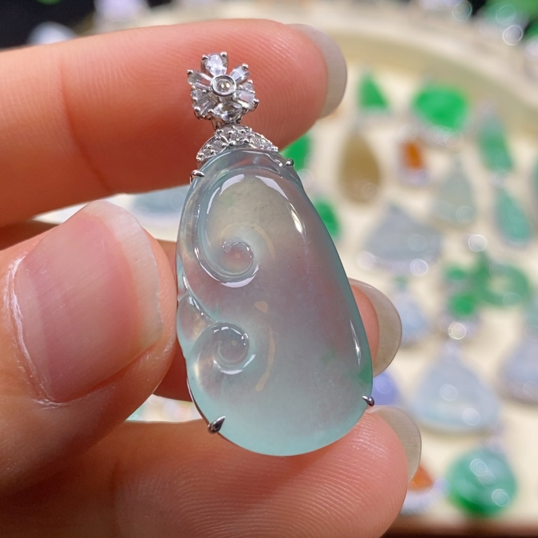 翡翠18K金镶嵌颈饰