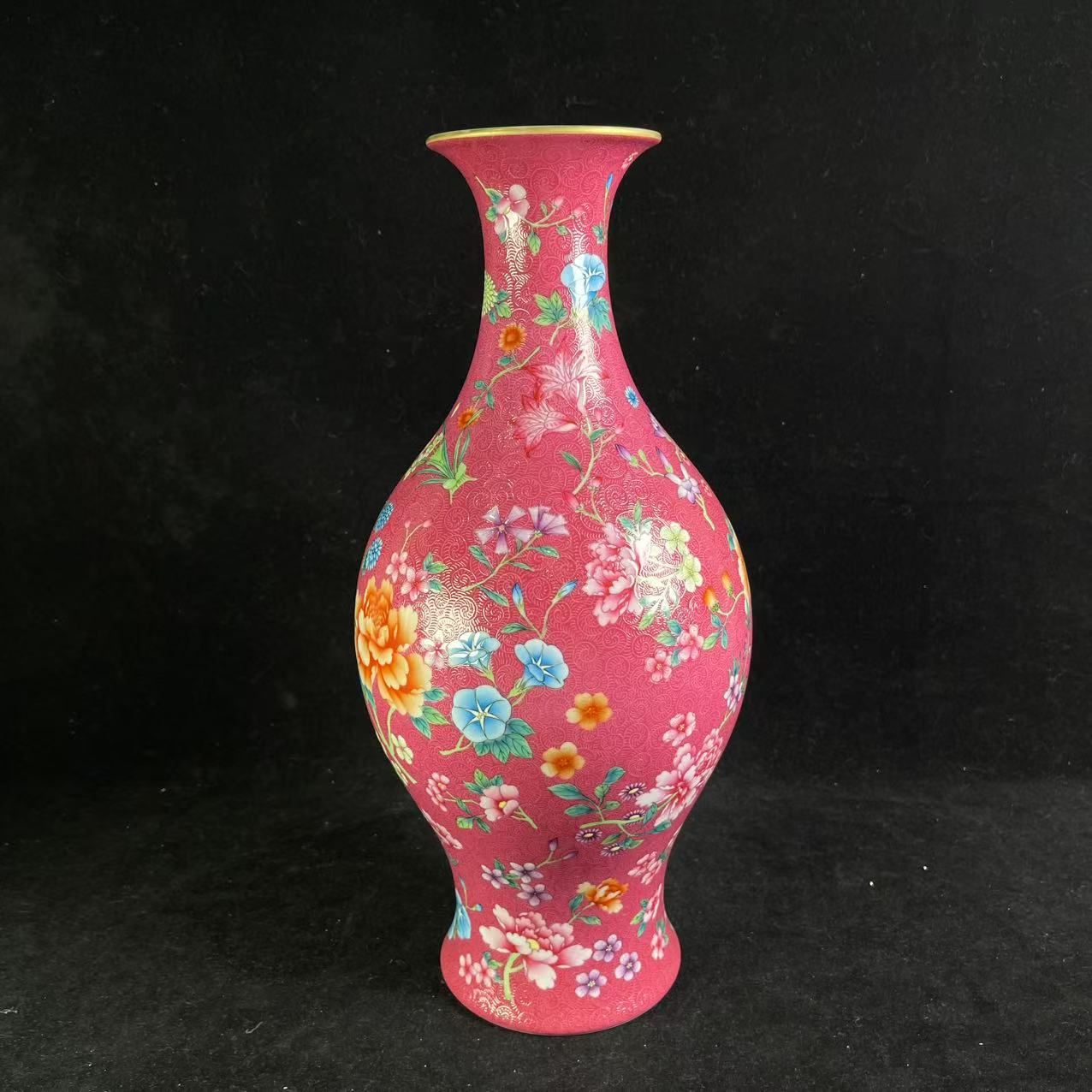 Y胭脂红地粉彩花卉纹橄榄瓶