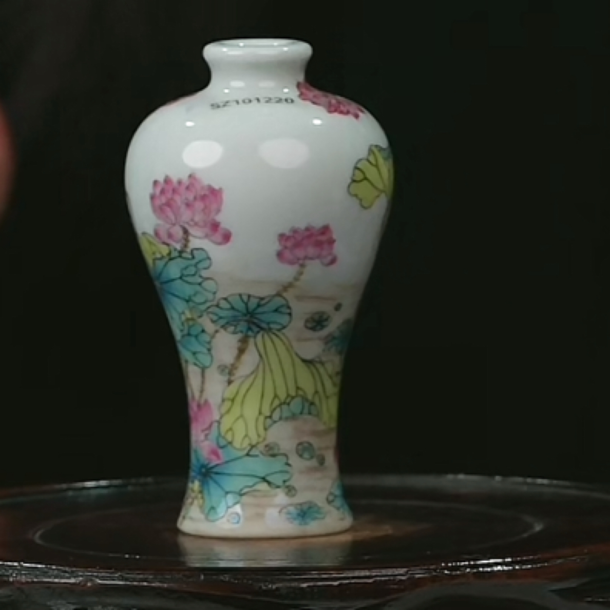 Y粉彩莲池荷叶纹鼻烟壶