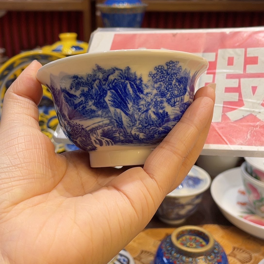 景德镇陶瓷手绘。  