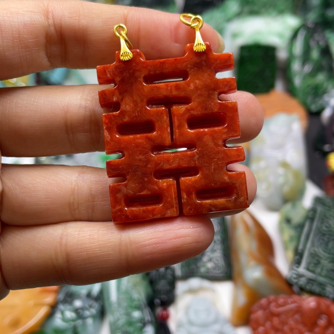 翡翠颈饰未镶嵌大****丽牌子