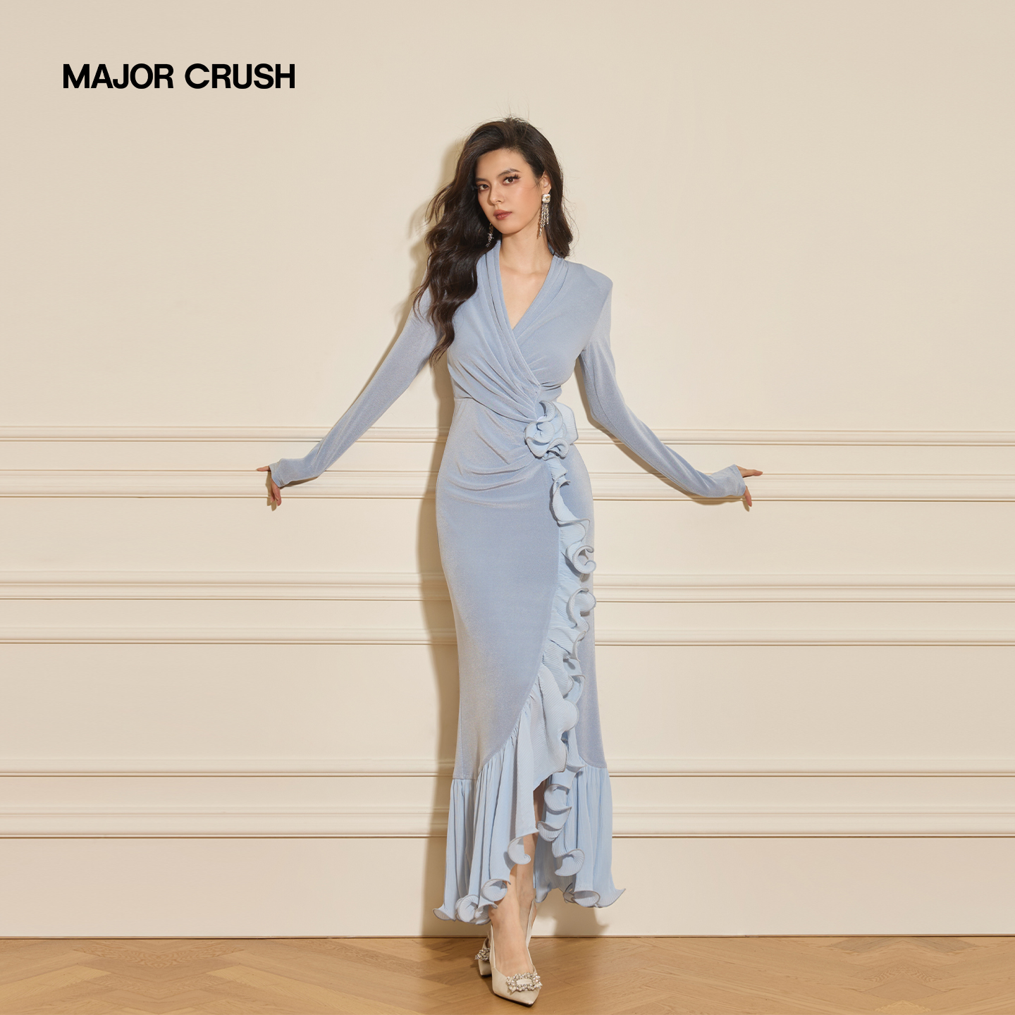 MAJOR CRUSH早秋新款浪漫情调斜裁显瘦包臀云璃岛屿连衣裙6490