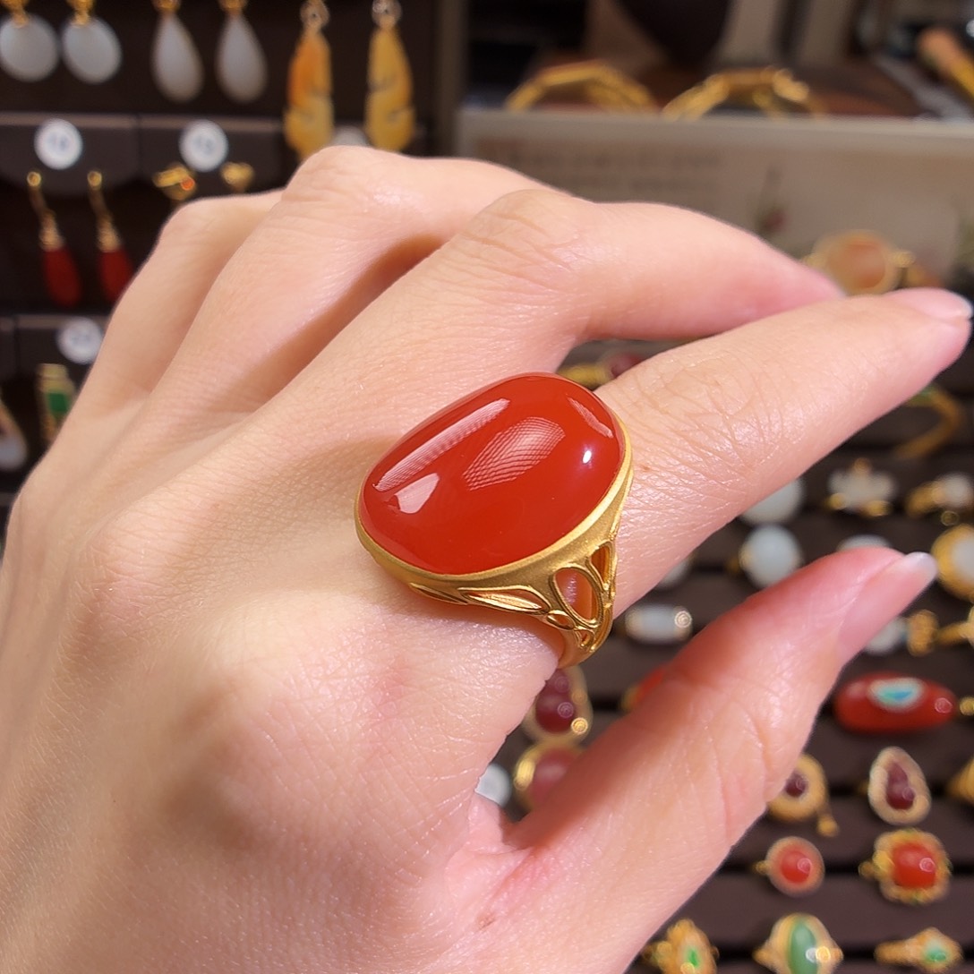 18K金镶嵌戒指南红玛瑙
