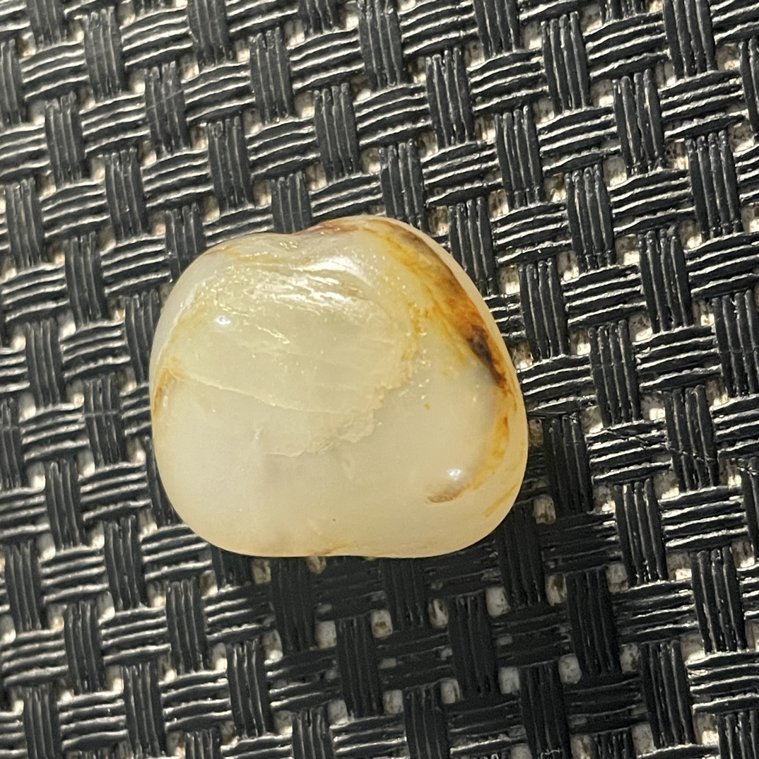 天然和田玉原石有花有棉有裂实属正常，介意勿拍！