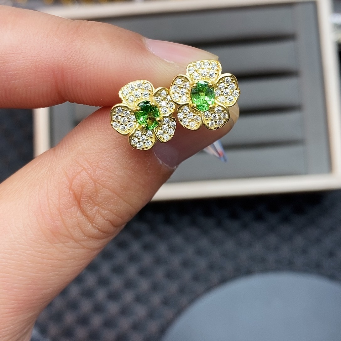 银S925镶嵌耳饰石榴石（沙弗莱）