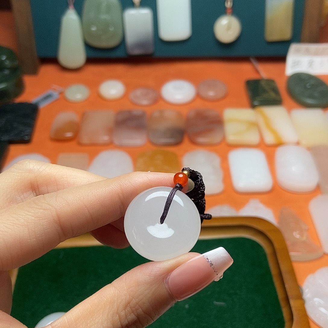 颈饰未镶嵌石英质玉