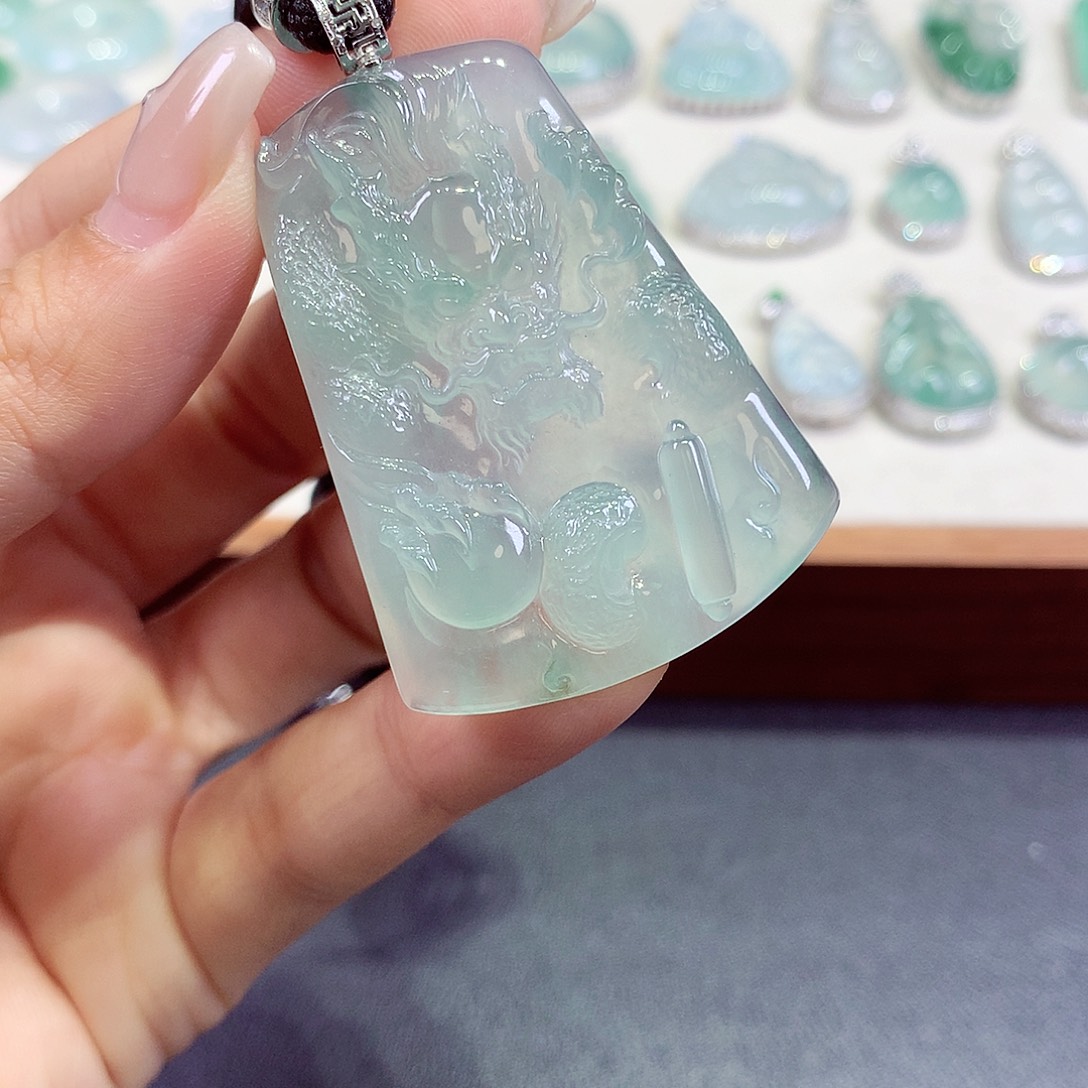 关***M翡翠18K金镶嵌颈饰翡翠