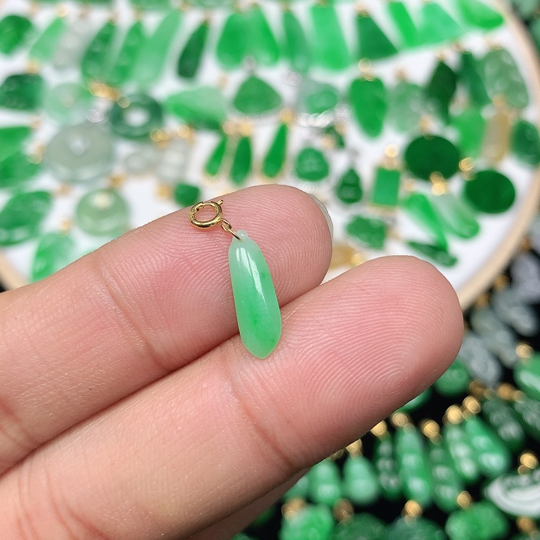 翡翠配石18K金扣头 小巧精美飘阳绿小福瓜