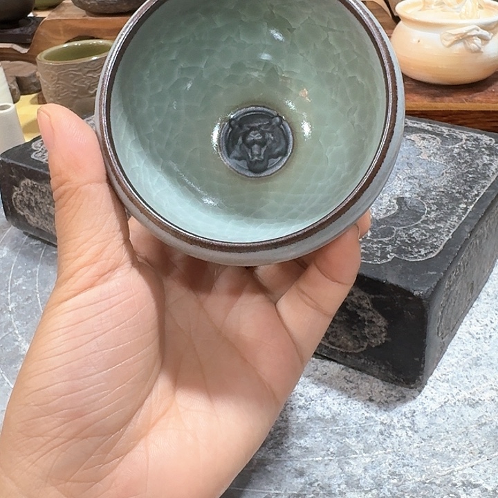 主人杯一个，瓷。。品茗瓷