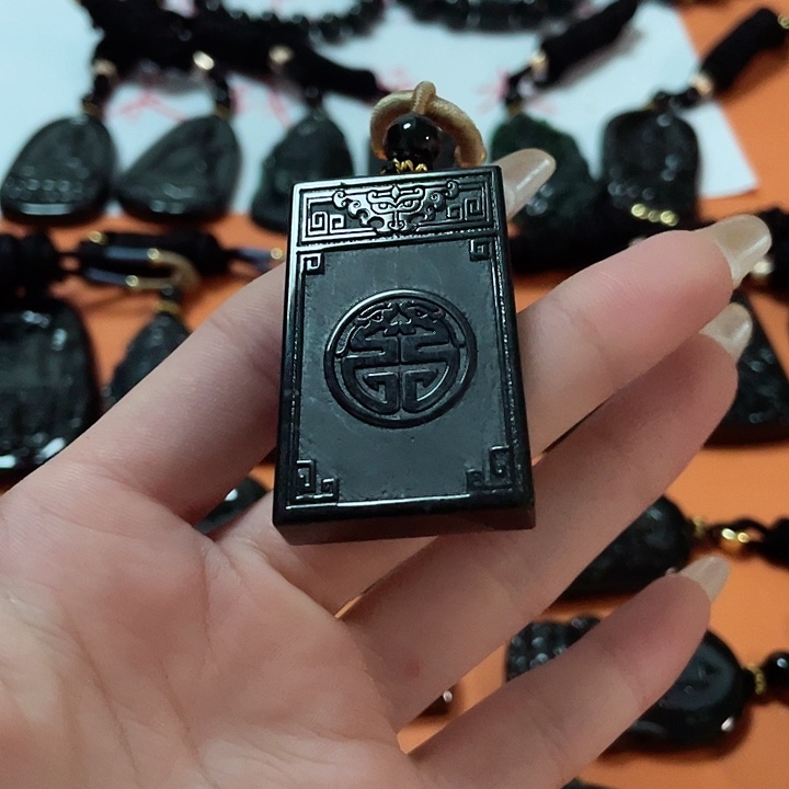 翡翠颈饰未镶嵌雾**花