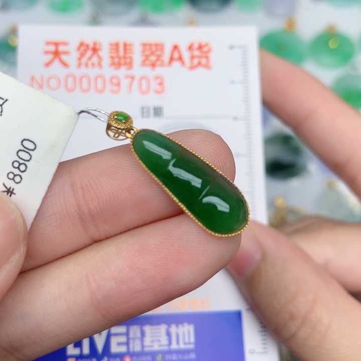 翡翠18K金镶嵌颈饰豆子