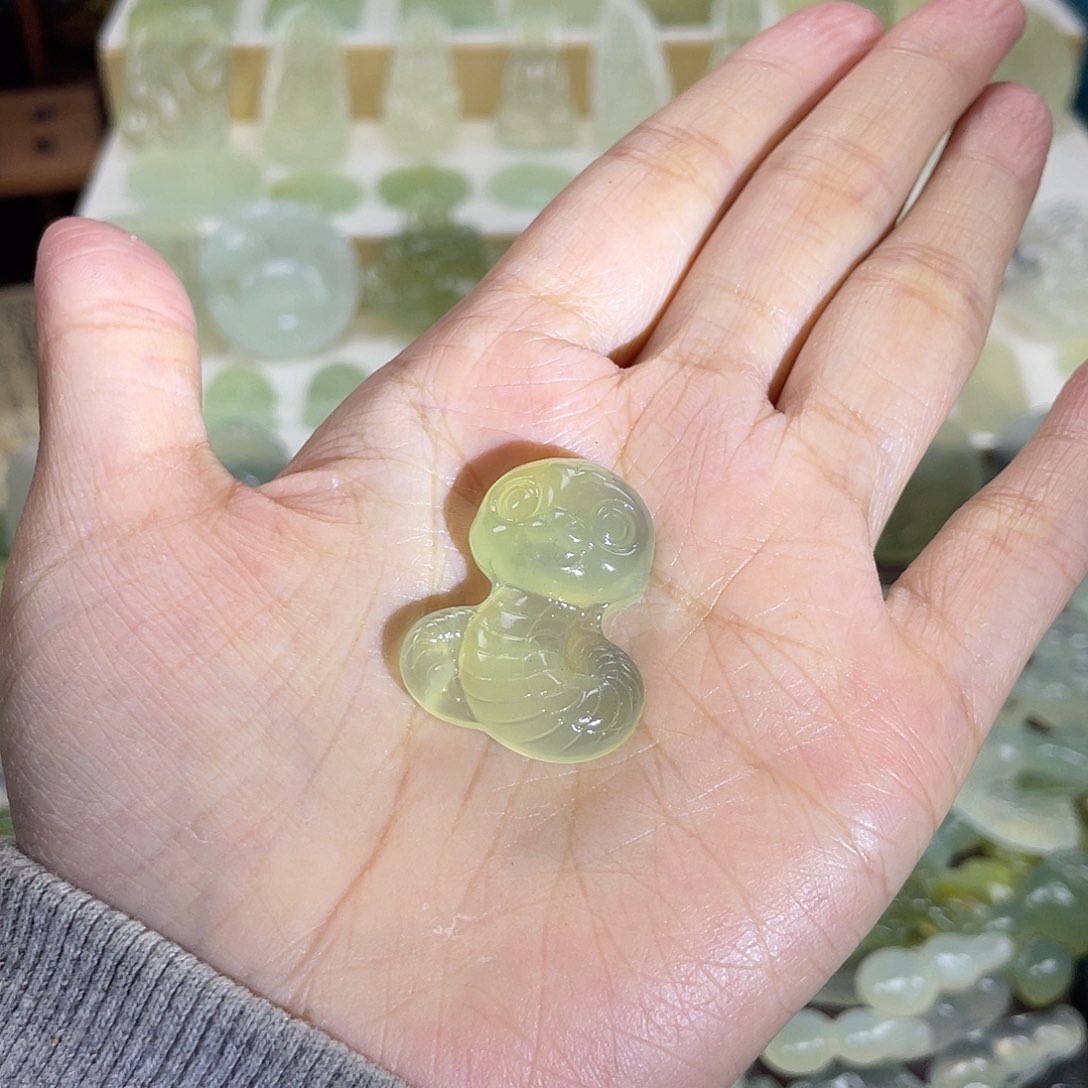 蛇纹石玉颈饰未镶嵌