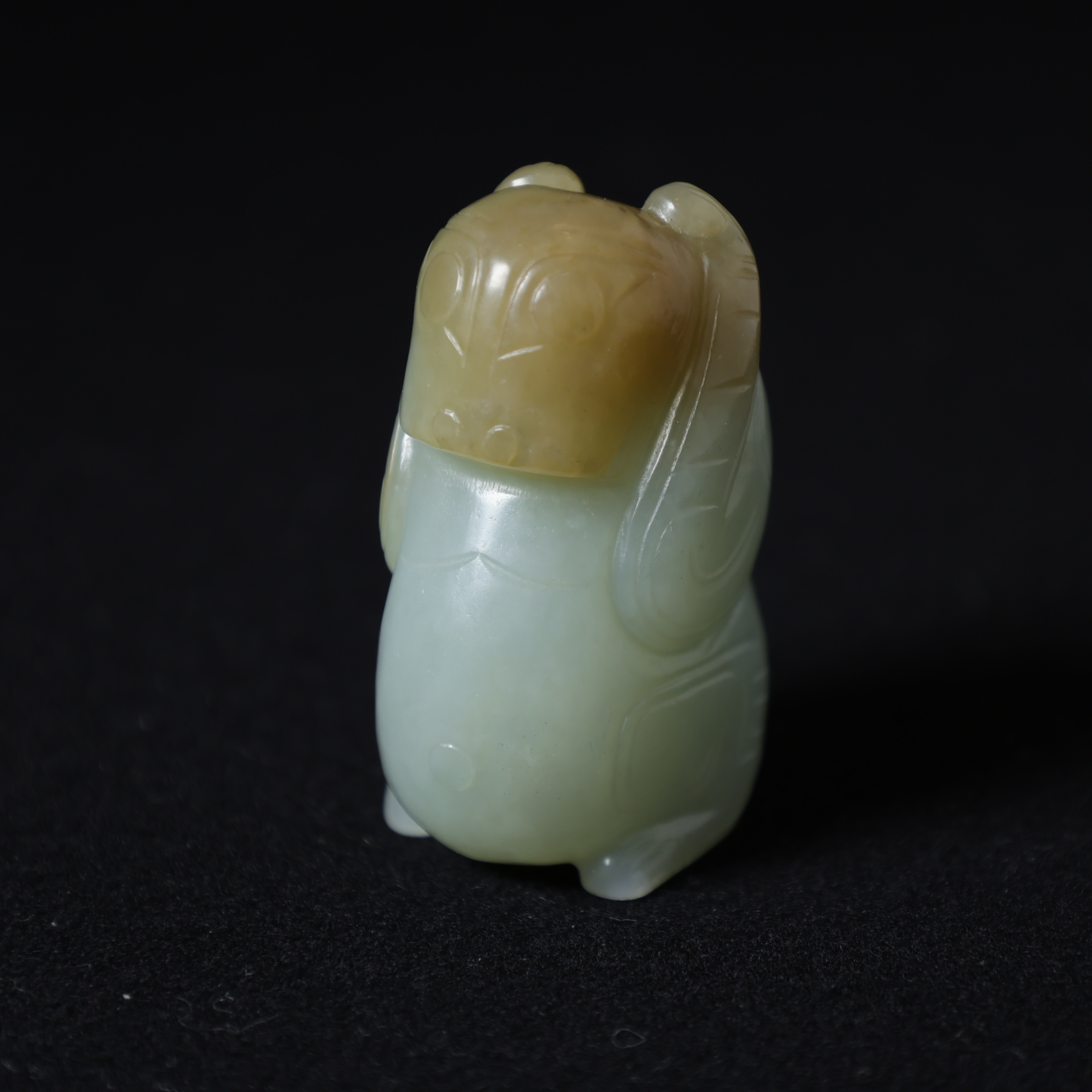 6M7明 白玉带沁瑞兽手把件