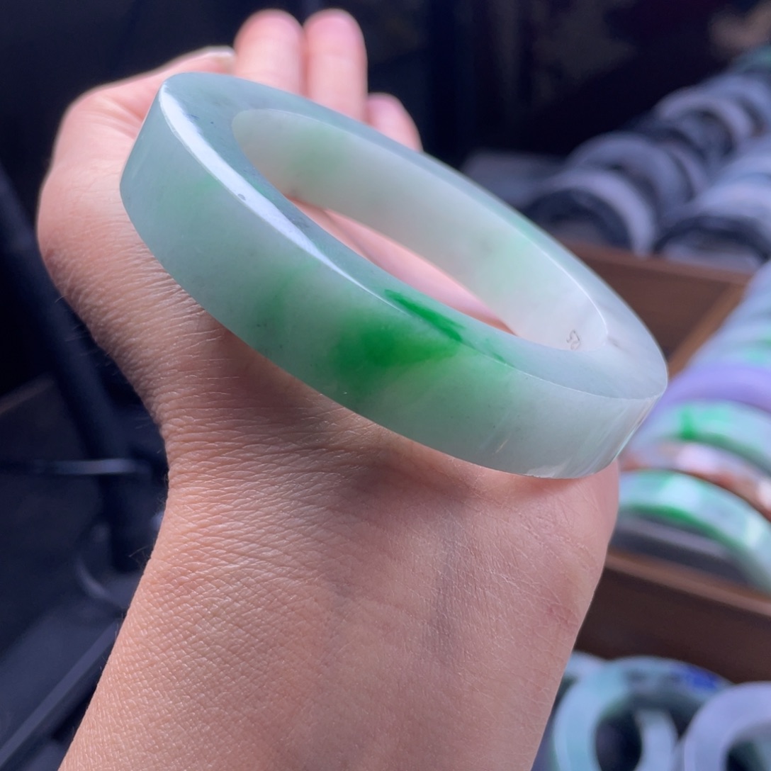定制翡翠未镶嵌翡翠手镯