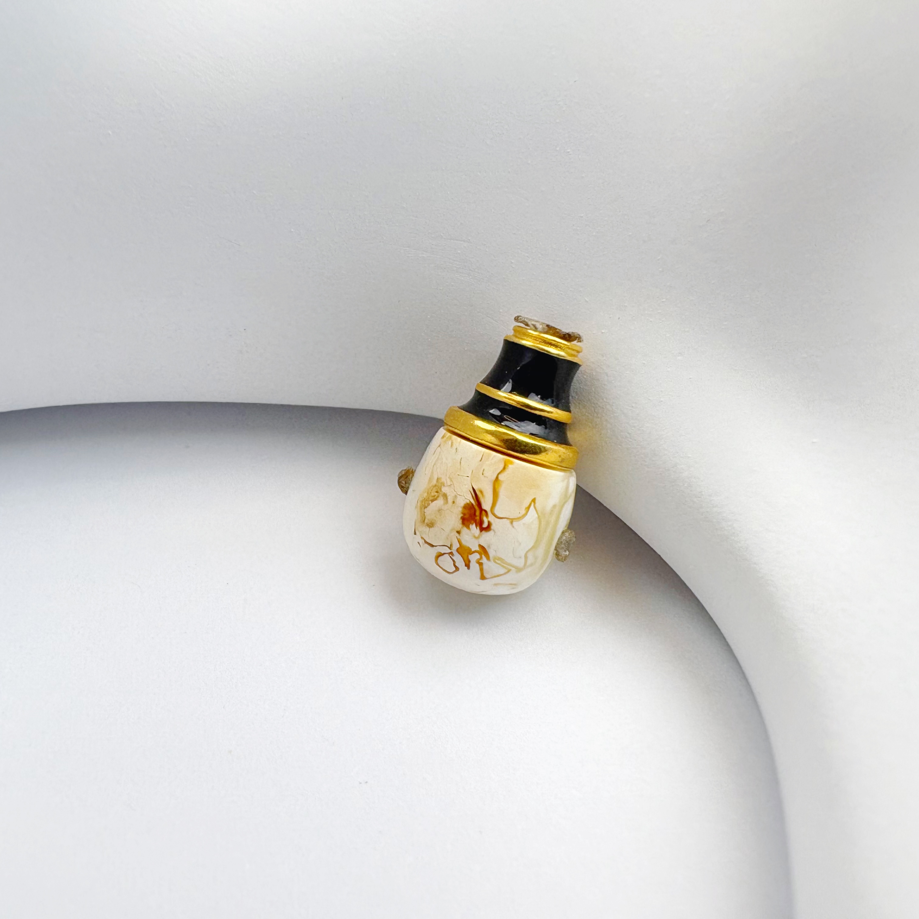 18K金镶嵌沁色妖孽蜜蜡三通 