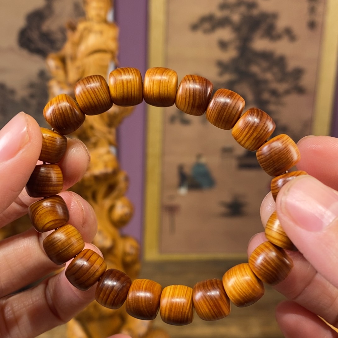 柏木（崖柏）崖柏。  