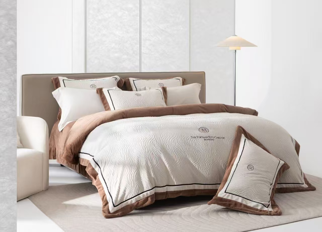 {COZY+)实体店高克重浮雕刺绣高端轻奢裸感绒保暖四件套13斤重