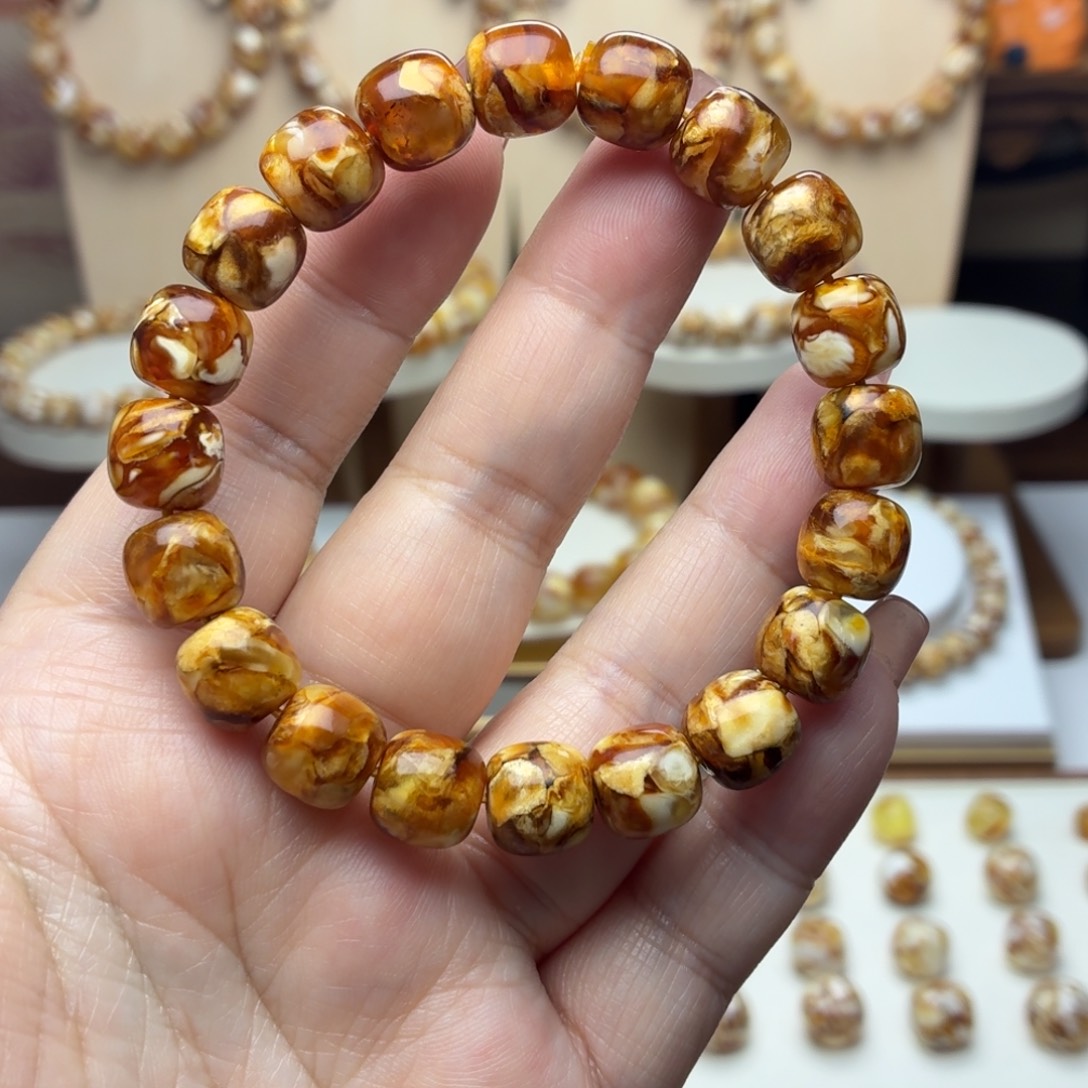 10mm沁色精工老型手串一条带矿点