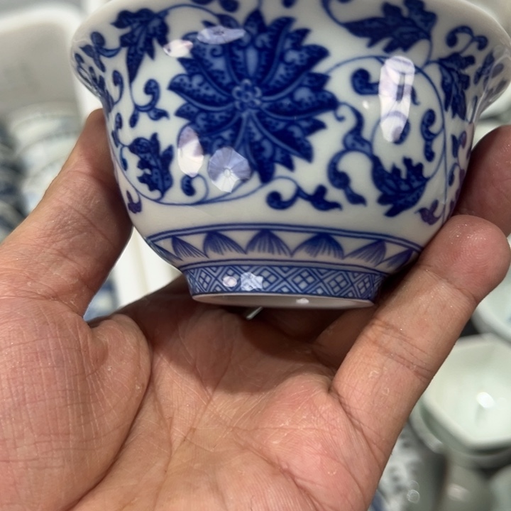 瓷片白青花缠枝莲压手杯微瑕