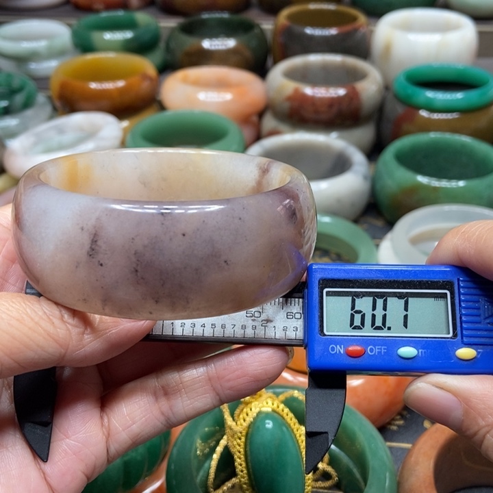 石英质玉手镯未镶嵌