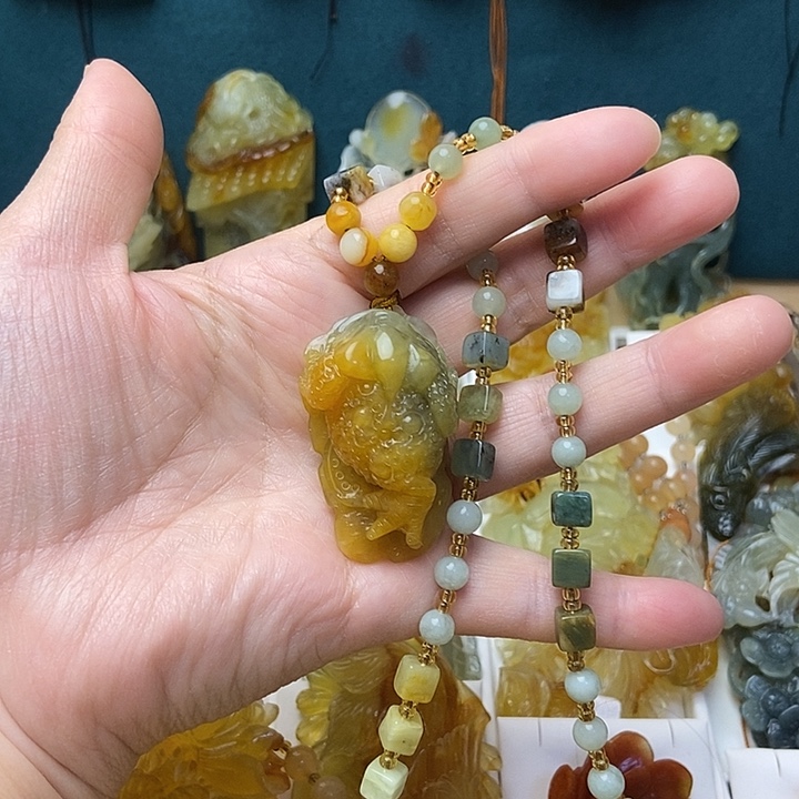 蛇纹石玉未镶嵌颈饰