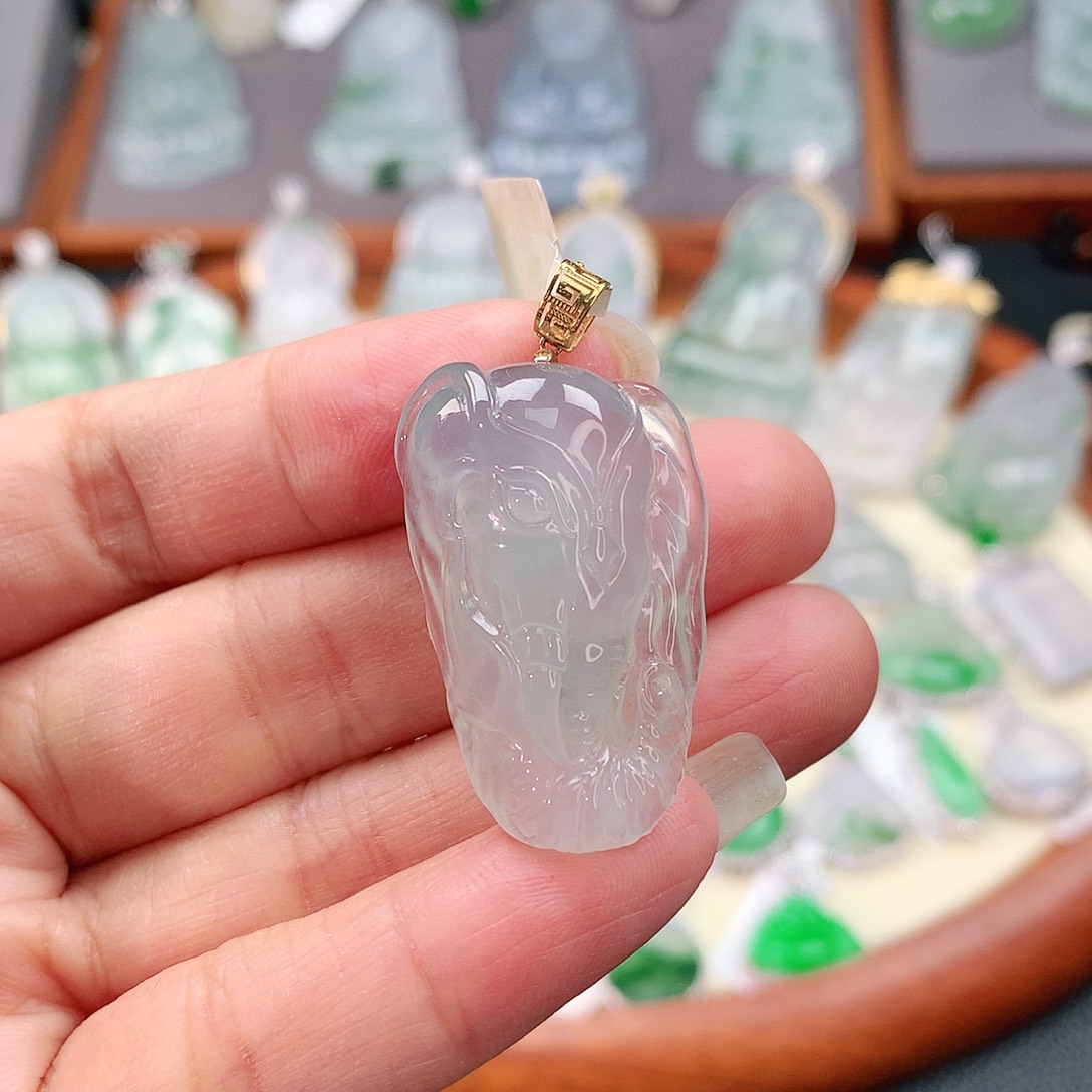 颈饰18K金镶嵌翡翠象头