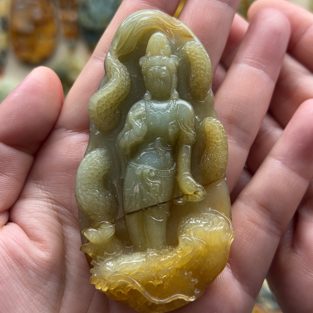 岫玉未镶嵌颈饰观音