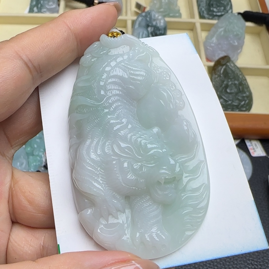 翡翠未镶嵌颈饰  